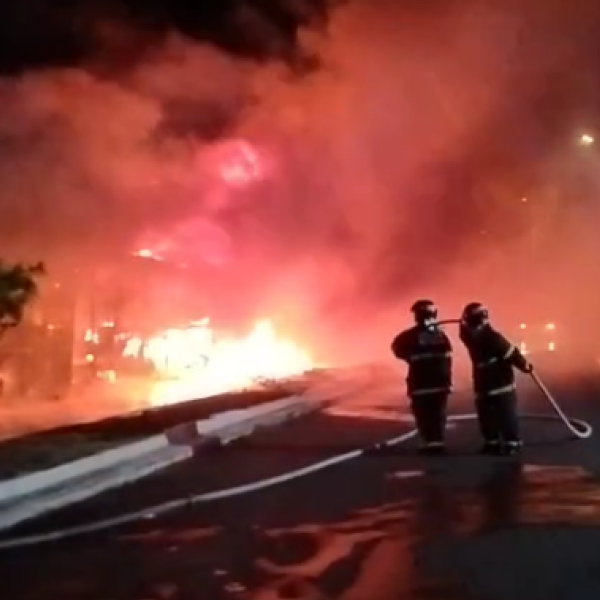 Incêndio de grandes proporções atinge dois ônibus no centro de Corumbá e mobiliza Corpo de Bombeiros