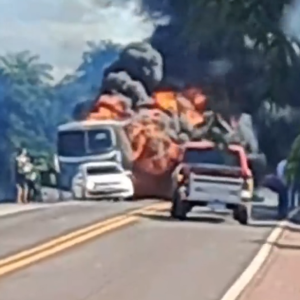 Ônibus pega fogo e interrompe tráfego próximo a região do Urucum, na br-262