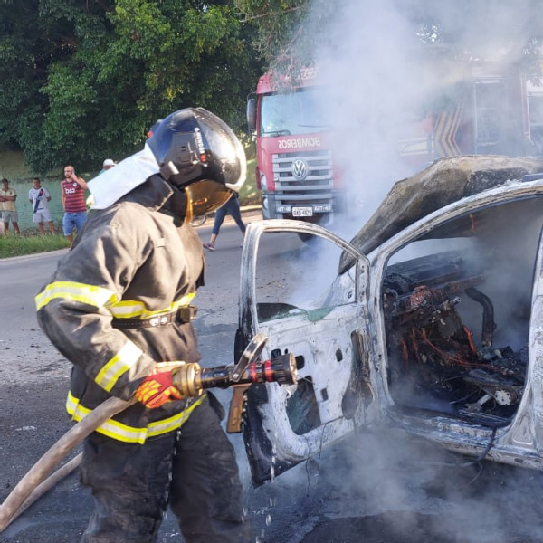 Em corumbá, bombeiros controlam incêndio em veículo