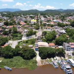 Homem avança contra policiais com faca e é detido em Ladário