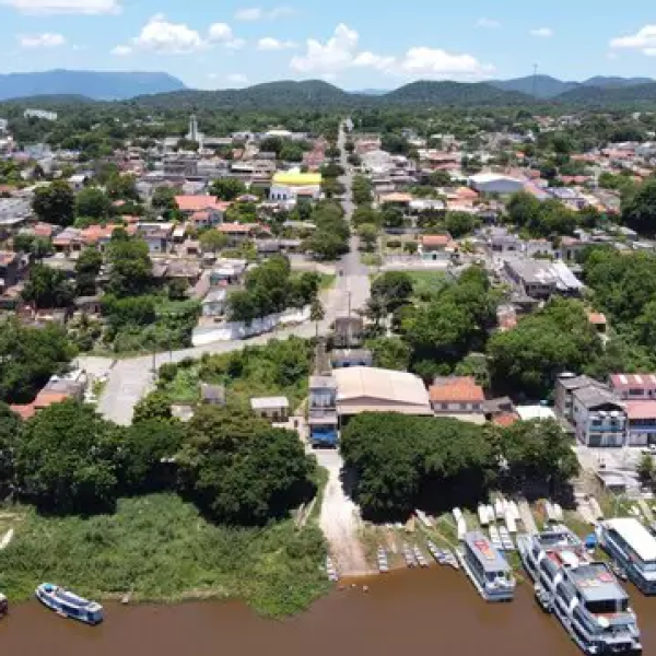 Homem avança contra policiais com faca e é detido em Ladário