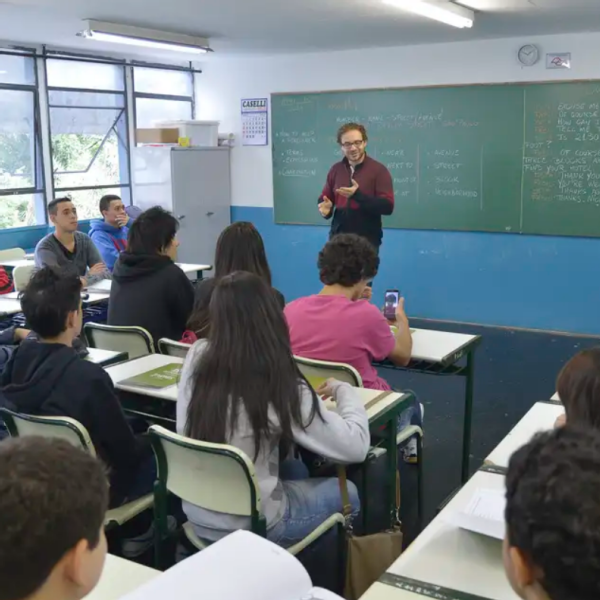 Lula assina MP que reajusta piso salarial de professores da educação básica