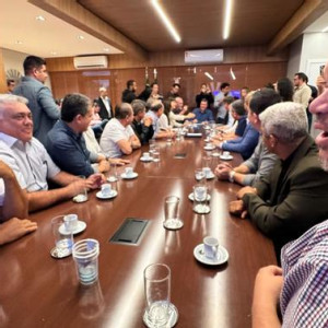Vereadores de Corumbá solicitam construção de Complexo Poliesportivo durante agenda com governador