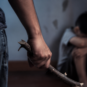 Menino de 5 anos é espancado; padrasto diz ter agido a pedido da mãe