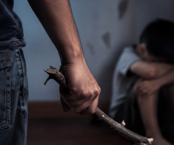 Menino de 5 anos é espancado; padrasto diz ter agido a pedido da mãe