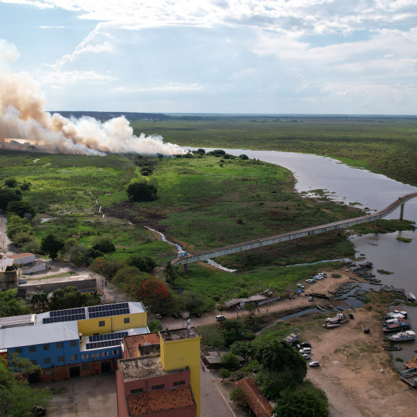 Queimada atinge vegetação na orla do Rio Paraguai e coluna de fumaça é visível em toda Corumbá