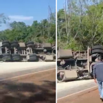 Carreta carregada com cimento tomba e bloqueia totalmente a BR-262