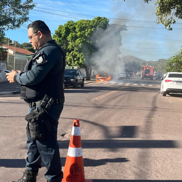 Chamas destroem veículo e mobilizam Bombeiros em Corumbá