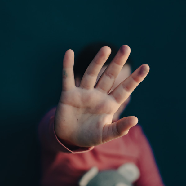 Pai agride filha gêmea de 7 anos e é preso em MS