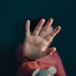 Pai agride filha gêmea de 7 anos e é preso em MS