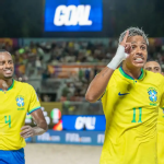 De forma dramática, Brasil vence Itália no Mundial de futebol de praia